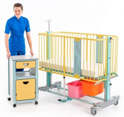 Assistant using a children's bed Sparrow