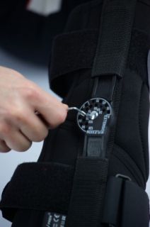 Open knee brace with two splints 1R AM-OSK-O/1R