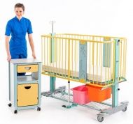 Assistant using a children's bed Sparrow